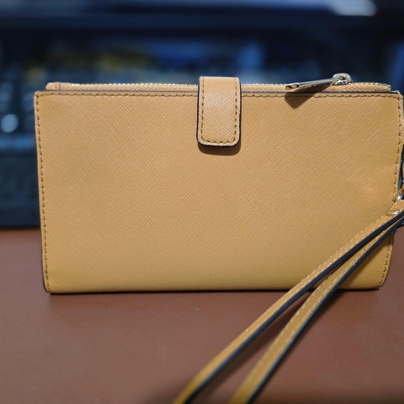 Michael Kors Jet Set Travel Wristlet - Picture 2 of 7